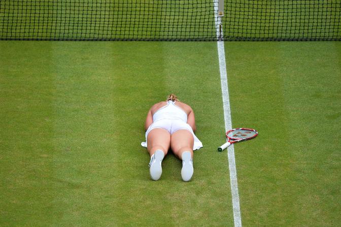 E' l'immagine del giorno a Wimbledon: Sabine Lisicki ha appena eliminato dal torneo la numero 1 Serena Williams e festeggia con un tuffo sull'erba londinese. Afp